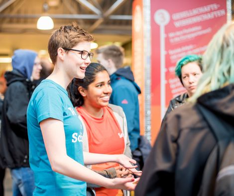 Junge Menschen im gespräch miteinander