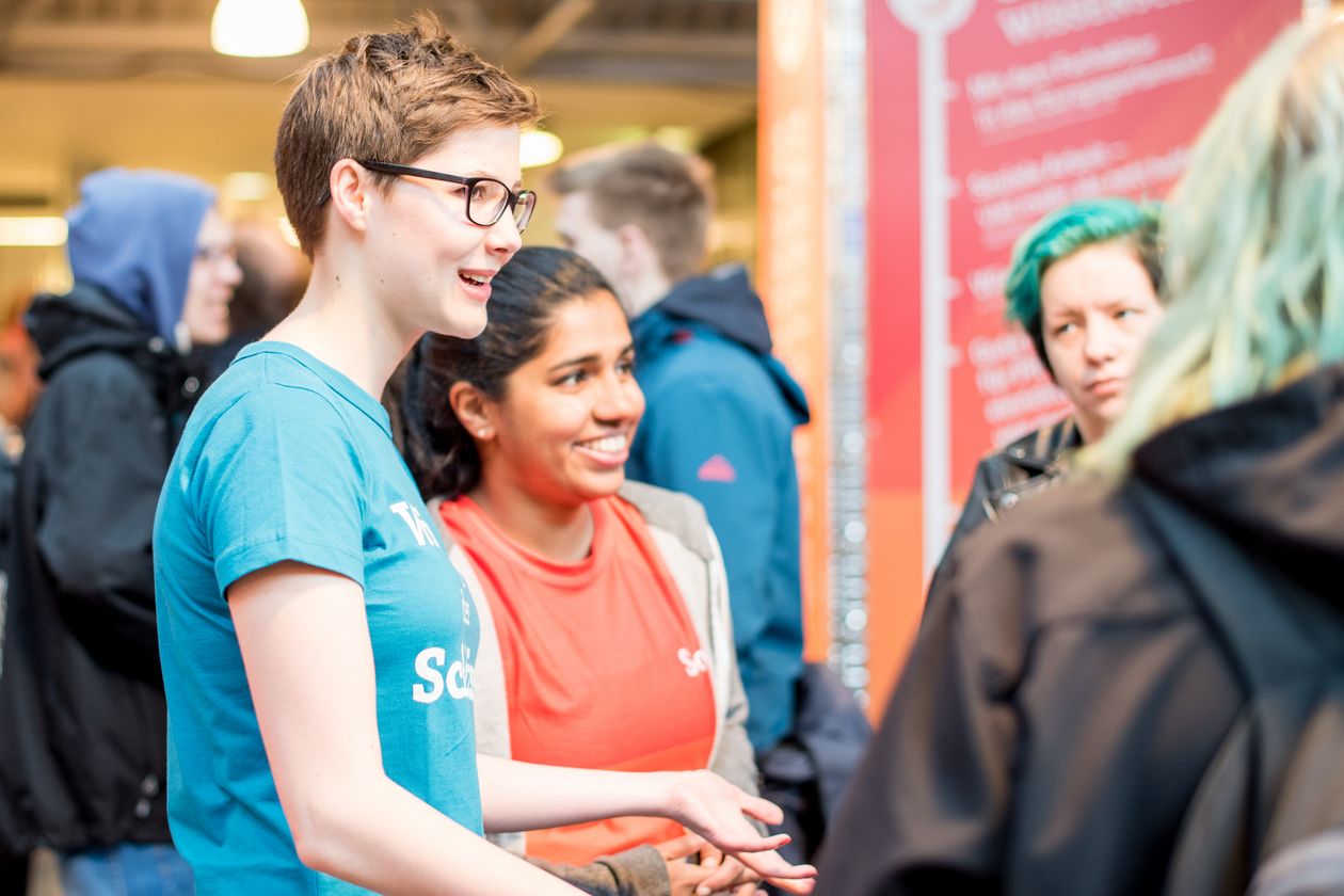 StudienINFOtag 2024 Junge Menschen im gespräch miteinander