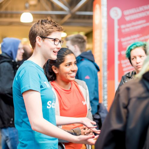 Junge Menschen im gespr&auml;ch miteinander