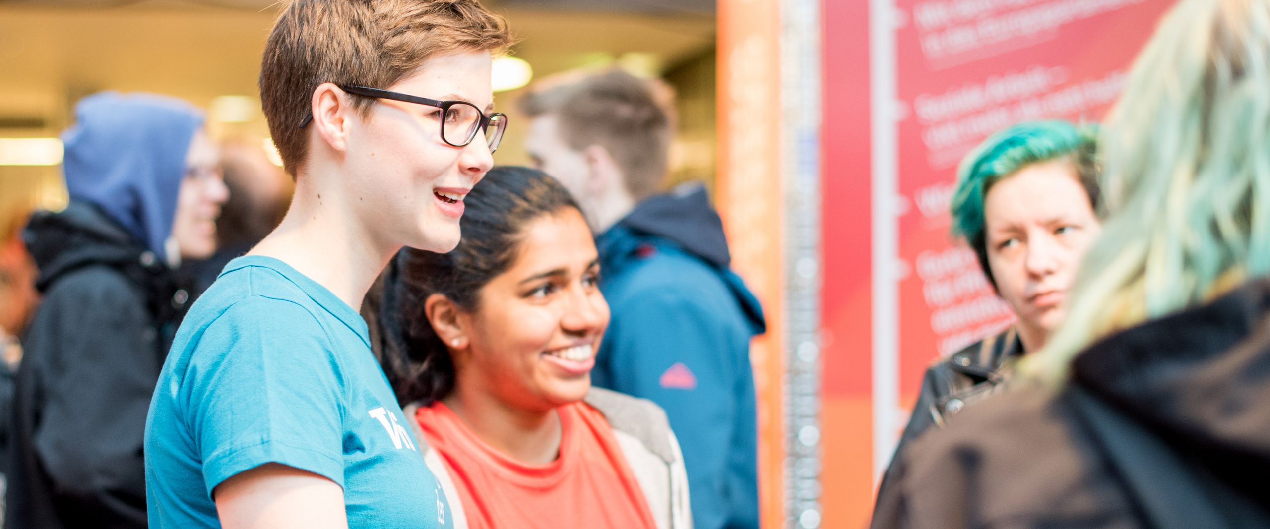 StudienINFOtag 2024 Junge Menschen im gespräch miteinander