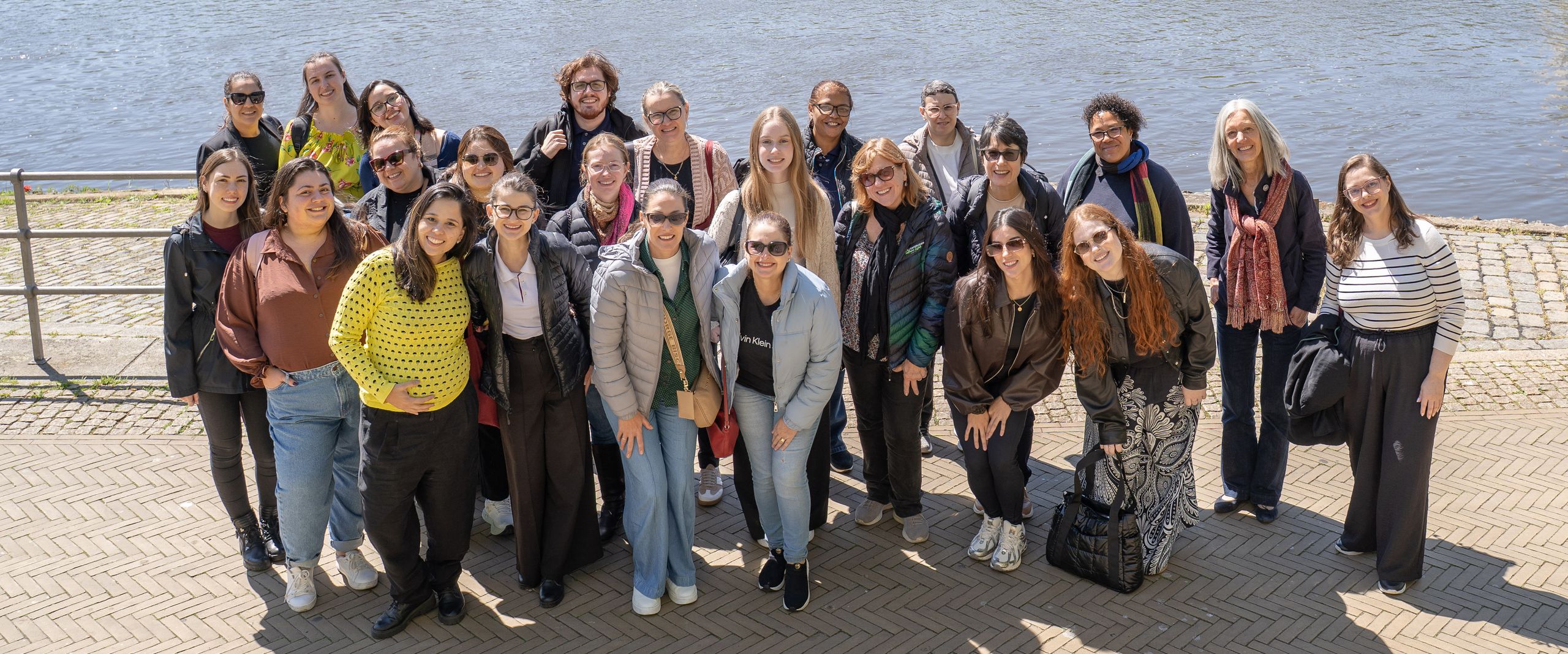 gruppenbild mit frauen an einem Fluss