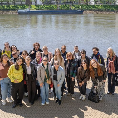gruppenbild mit frauen an einem Fluss