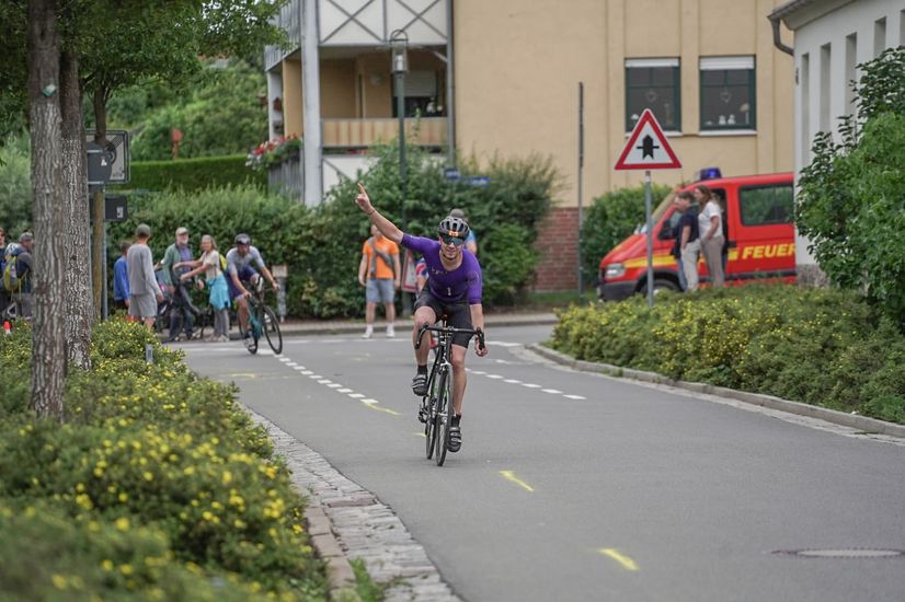 Radfahrer der HSB TriRunners beim Müritz Triathlon 2025