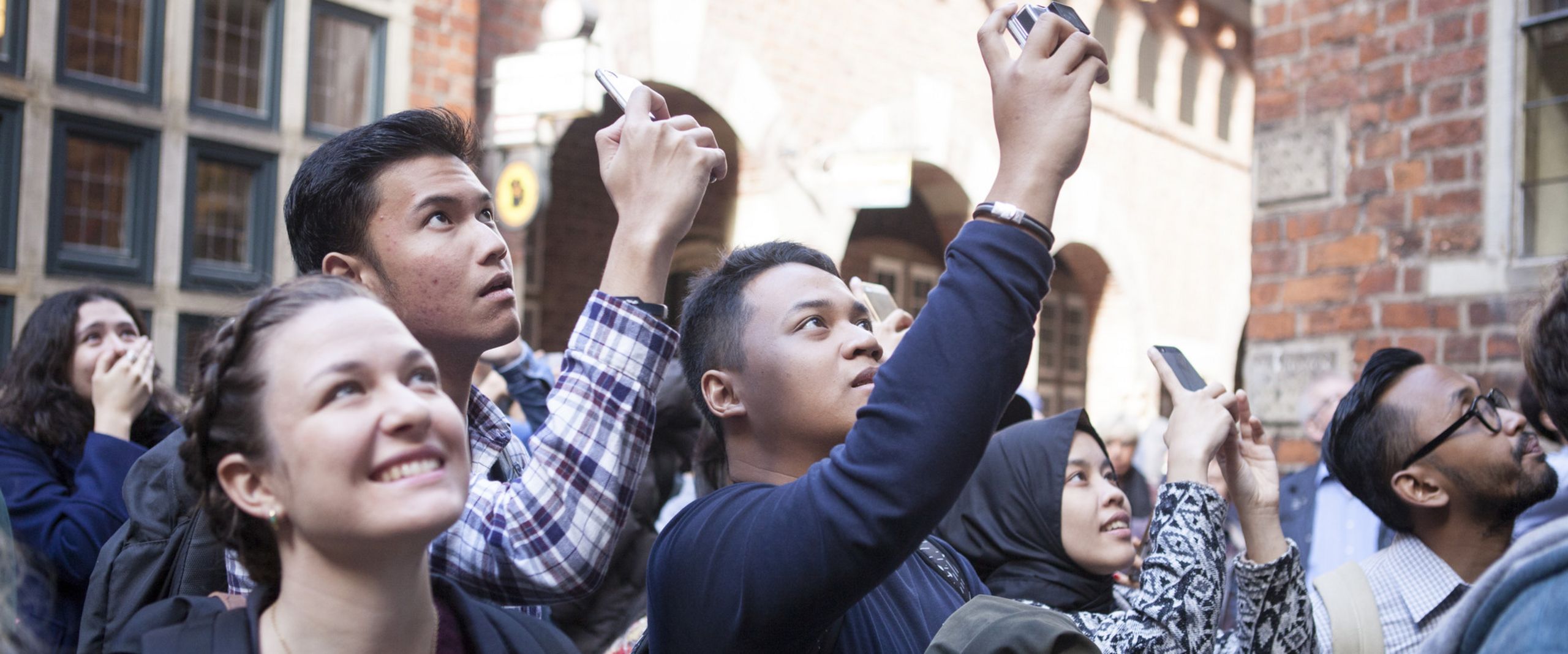 Austauschstudierende bei einer Stadtführung Austauschstudierende machen Fotos bei einer Stadtführung.