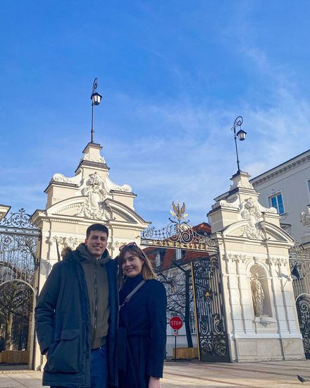 Annika und Pablo vor der Universität Warschau
