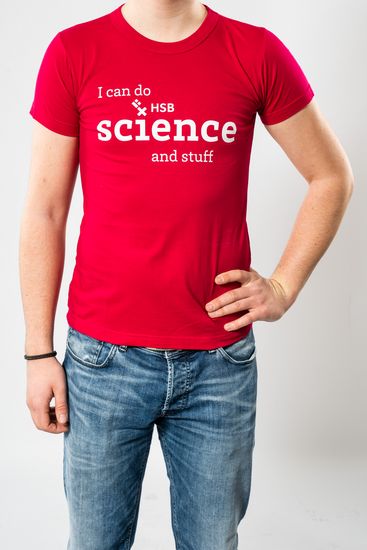 Das Model trägt ein rotes T-Shirt für Herren mit der Aufschrift “I can do science and stuff“.