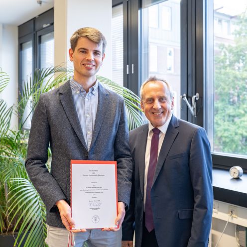 Zum Professor ernannt: Dr. Florian vom Lehn (links) mit HSB-Rektor Prof. Dr. Konrad Wolf.
