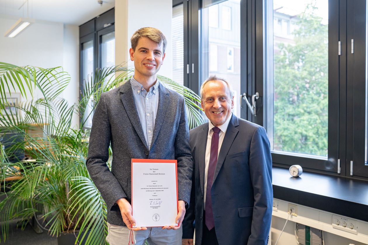 Prof. Dr. Florian vom Lehn und Rektor Konrad Wolf Zum Professor ernannt: Dr. Florian vom Lehn (links) mit HSB-Rektor Prof. Dr. Konrad Wolf.
