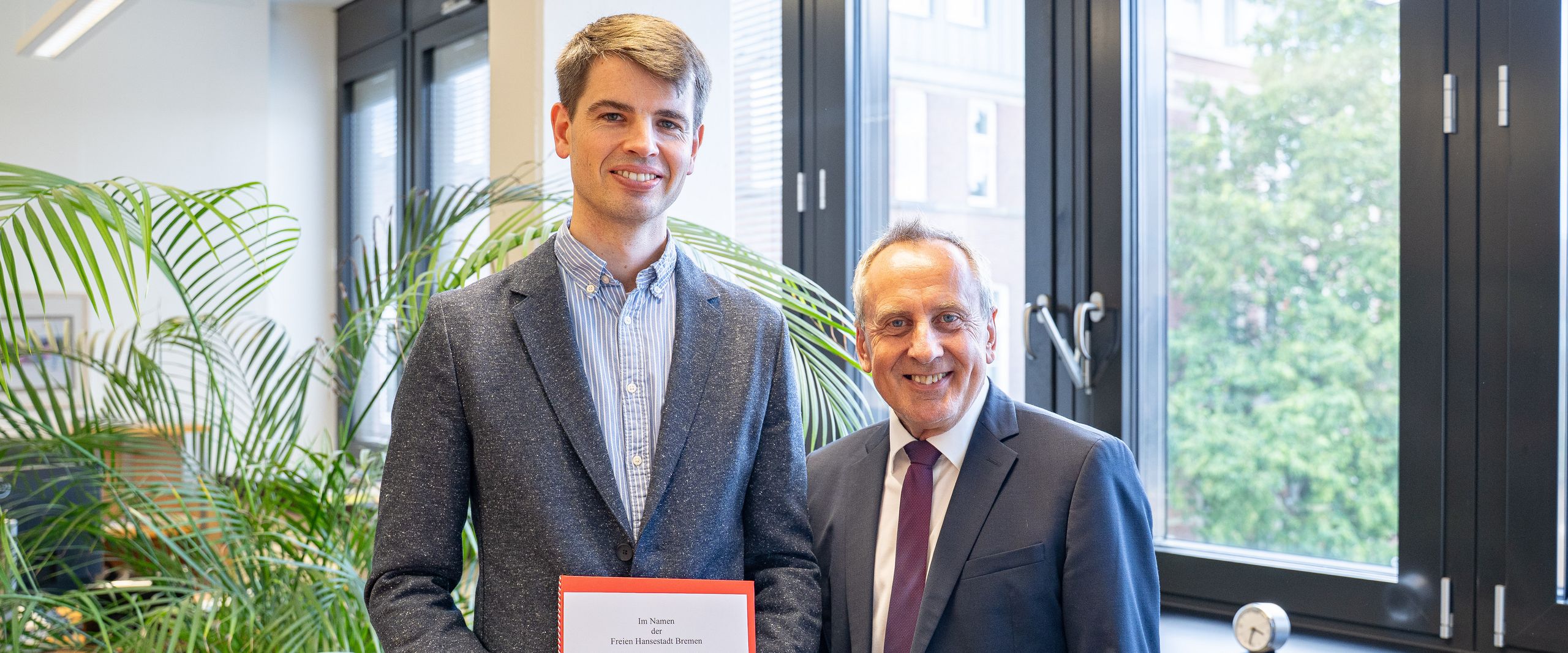 Prof. Dr. Florian vom Lehn und Rektor Konrad Wolf Zum Professor ernannt: Dr. Florian vom Lehn (links) mit HSB-Rektor Prof. Dr. Konrad Wolf.