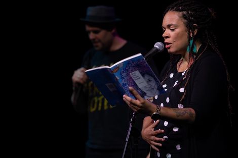 Babs Gons auf der B&uuml;hne bei Poetry on the road 2022