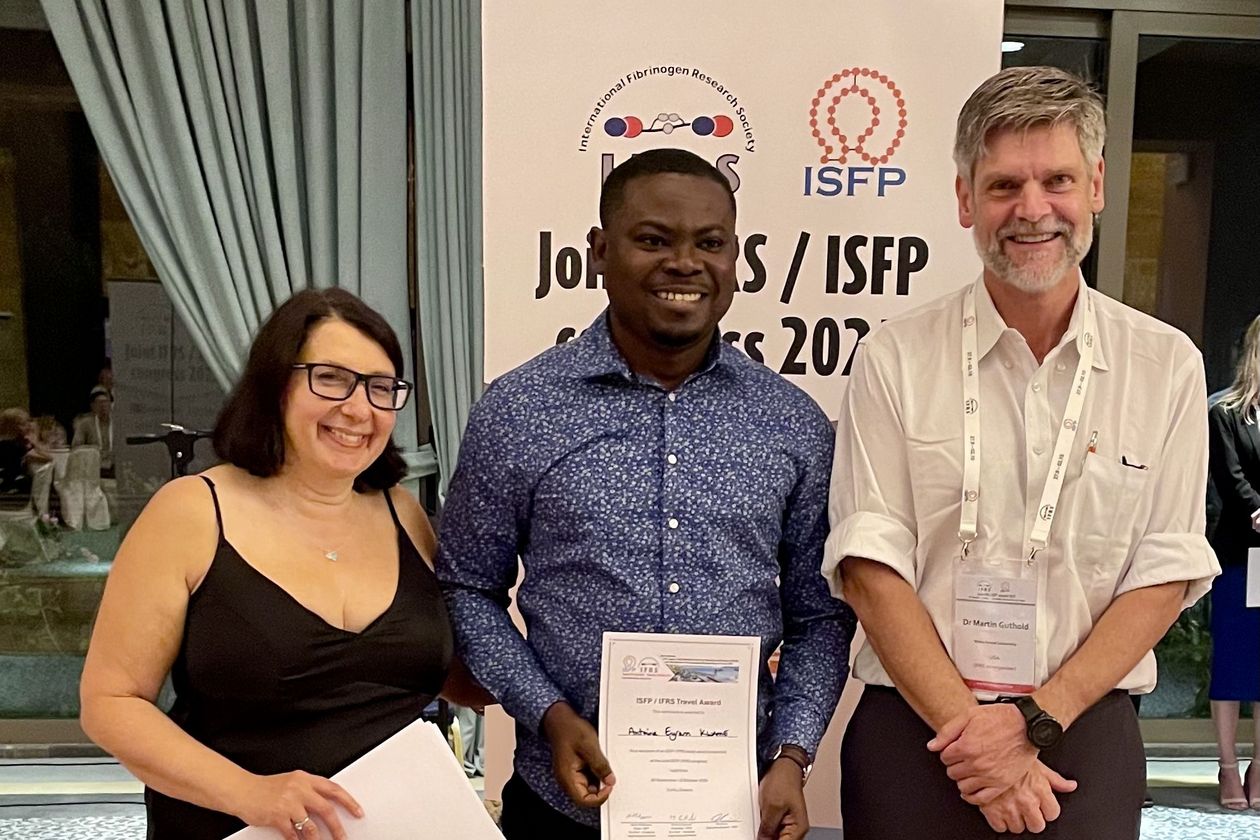 Gruppenfoto von Kwame mit zwei Professor:innen