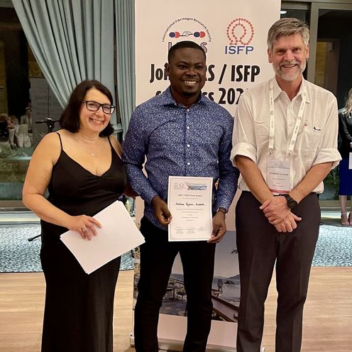 Gruppenfoto von Kwame mit zwei Professor:innen