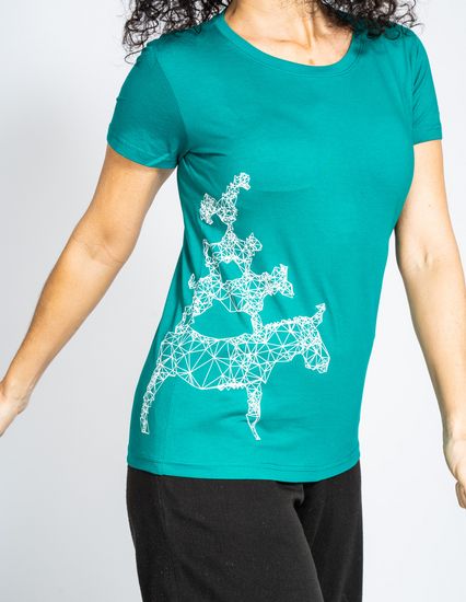 Das Model steht schräg zu uns und trägt ein türkises Damen-T-Shirt mit der Silhouette der Bremer Stadtmusikanten darauf.