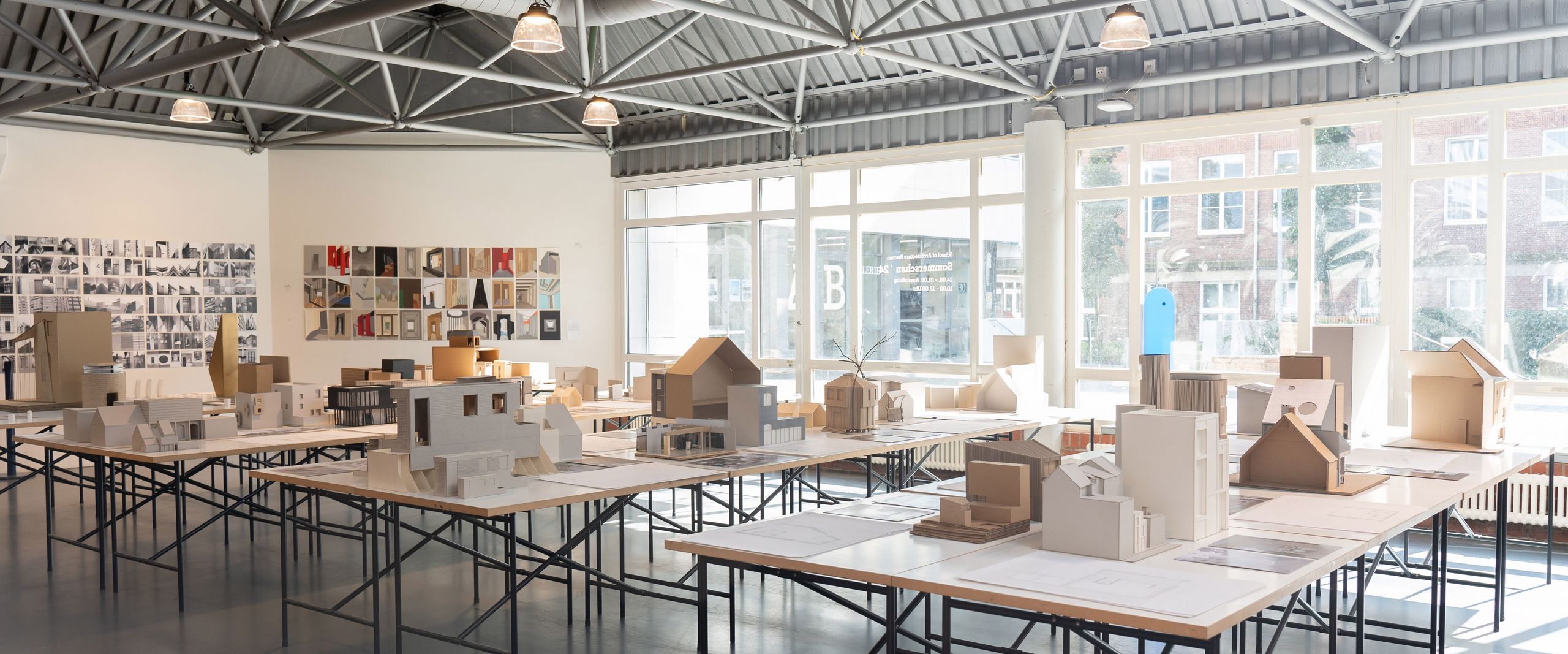 Tische mit Architekturmodellen und -zeichnungen