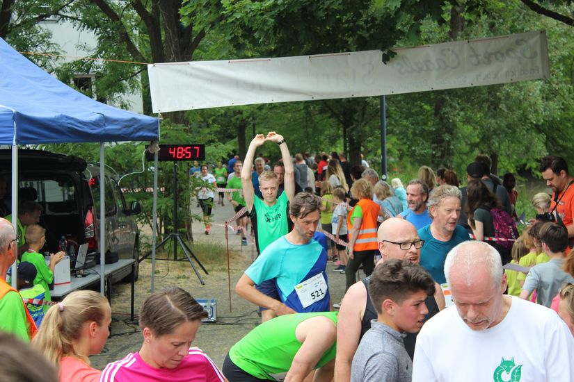 L&auml;ufer auf der Strecke dehnen sich.