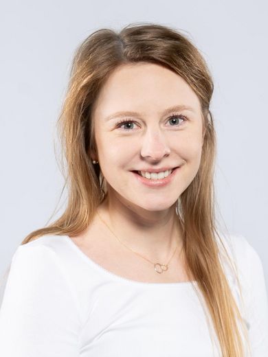 Auf dem Bild ist Julia Janssen zusehen. Sie hat lange blonde Haare und tr&auml;gt ein wei&szlig;es Lamgarmshirt. 