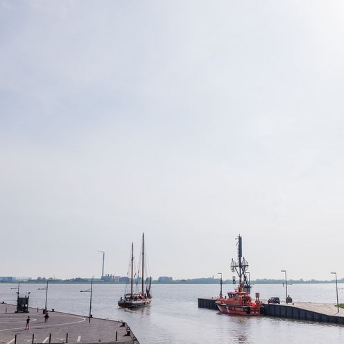 Ein Segelschiff f&auml;hrt durch die Hafenausfahrt in Bremerhaven.