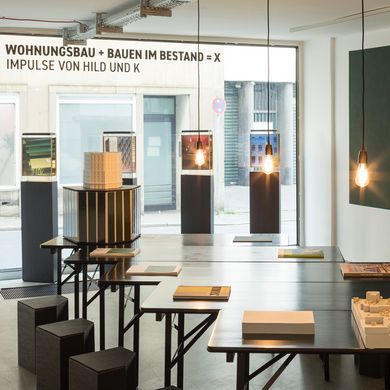 Ausstellung “Wohnungsbau + Bauen im Bestand = x. Impulse von Hild und K"- Foto:b.zb
