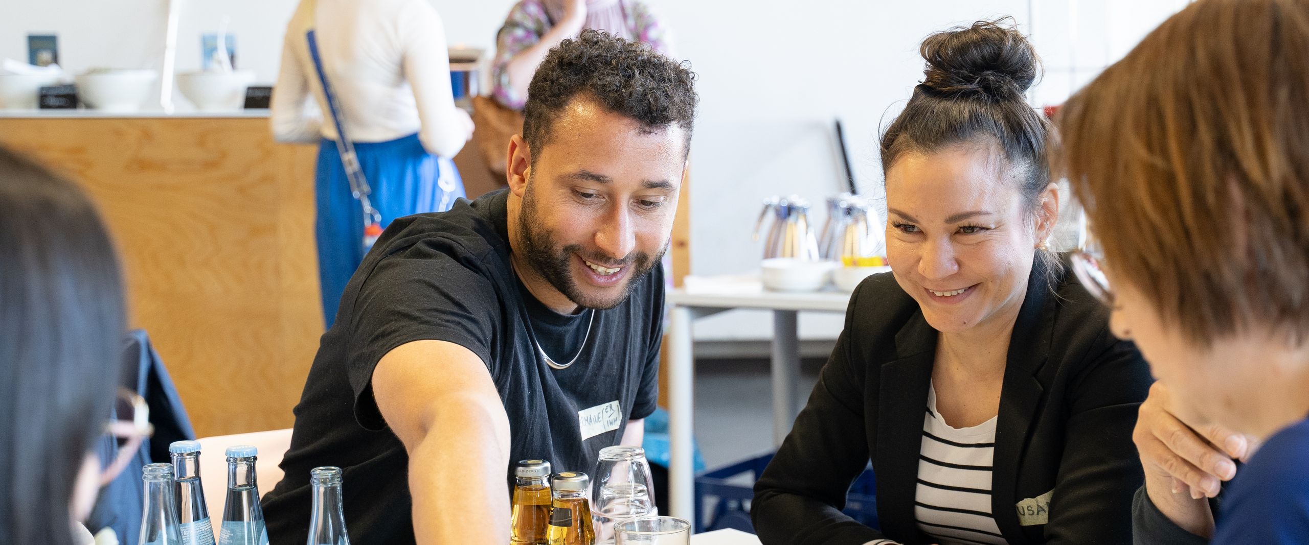 Diversity Cafe Feburar 2026 Interaktive Szene mit Studierenden an einem Tisch.