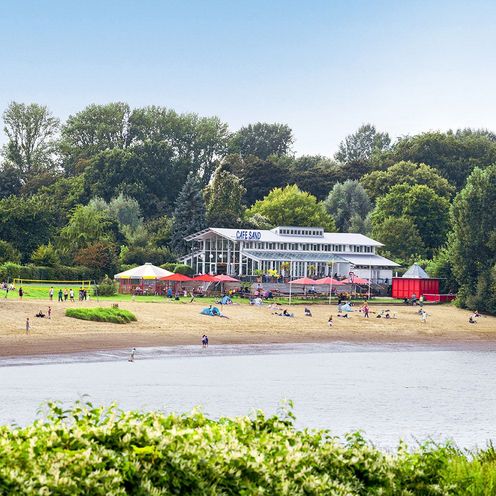 Fluss mit Ufer und Haus / Caf&eacute; 