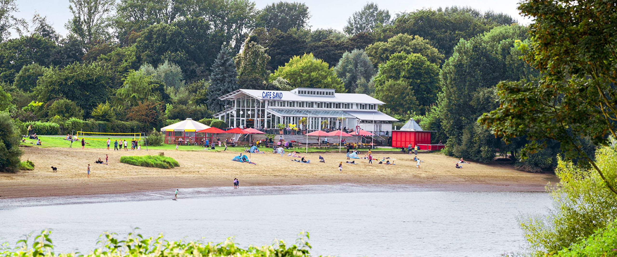 Café Sand Fluss mit Ufer und Haus / Café