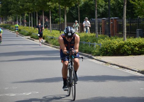 Ein Radfahrer der HSB-TriRunners beim M&uuml;ritz-Triathlon 2021.