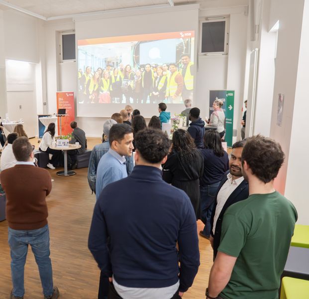 Mehrere Alumni in einem Raum (Foyer des IGC)