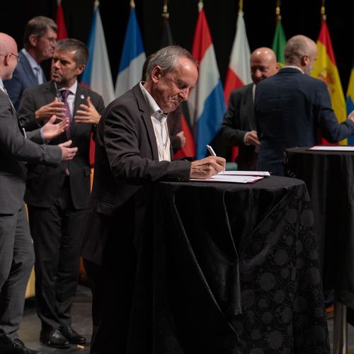 HSB-Rektor Prof. Dr. Konrad Wolf unterzeichnet Dokument 