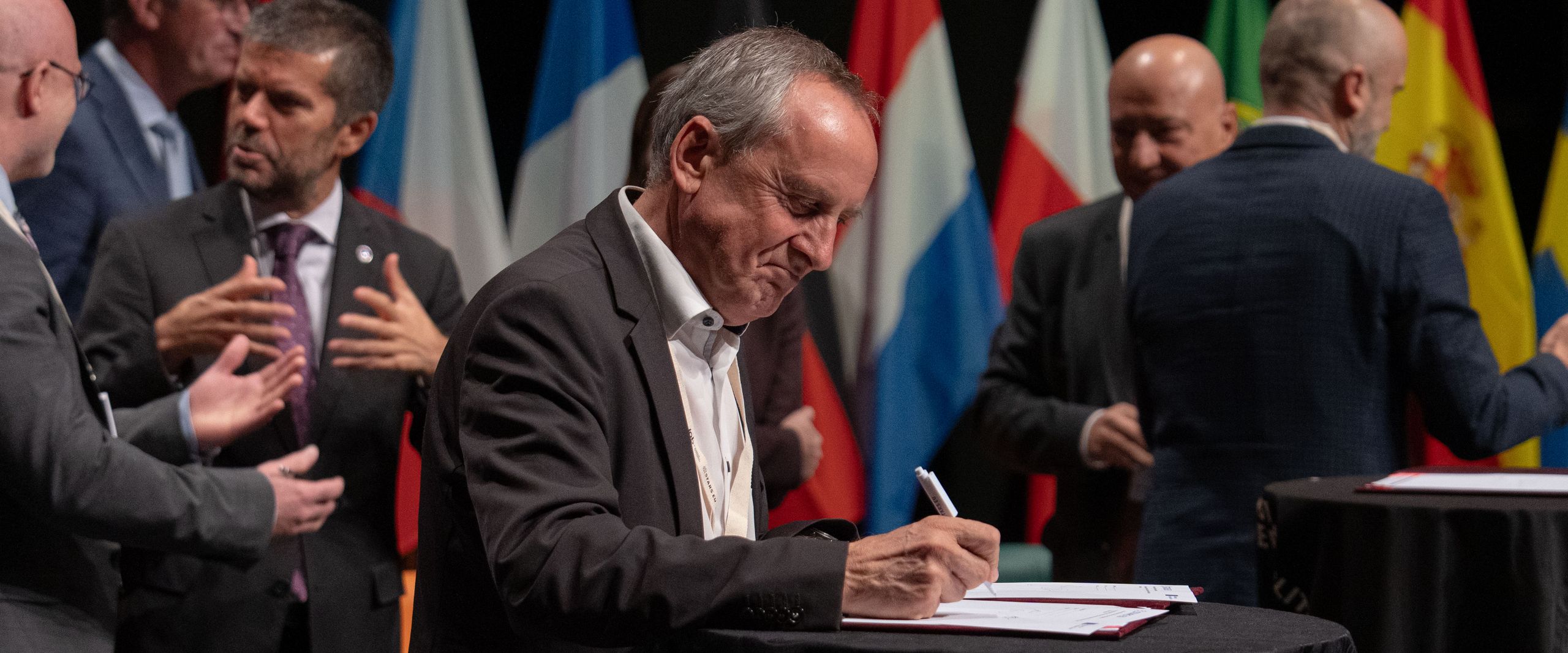 HSB-Rektor Prof. Dr. Konrad Wolf unterzeichnet Dokument 