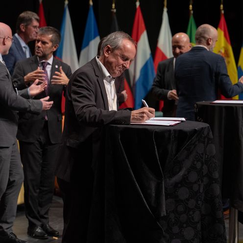 HSB-Rektor Prof. Dr. Konrad Wolf unterzeichnet Dokument 