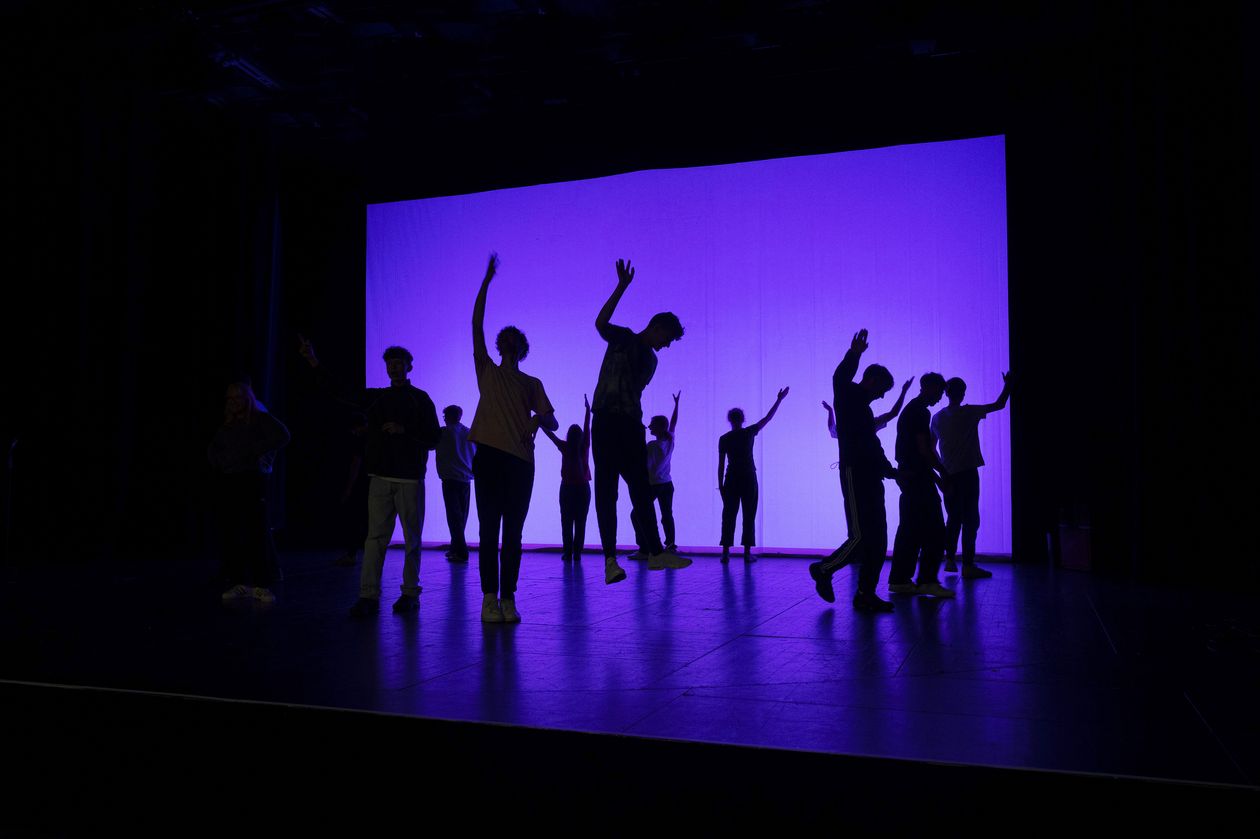 Illustration Everyone must play a part - Theaterprojekt HSB und bsc Schwarze Schatten auf einer Bühne im lila Licht.