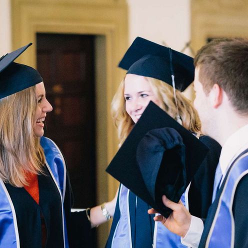 3 Alumni in Talaren bei Abschlussfeierr