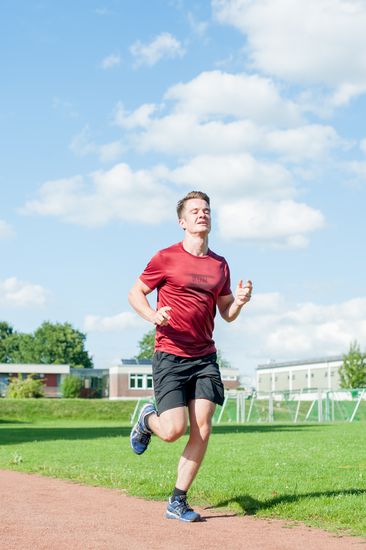 Ein Läufer sprintet die Strecke entlang.