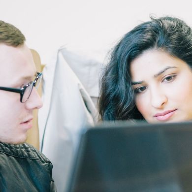 Student und Studentin mit Laptop