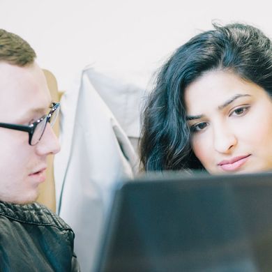 Student und Studentin mit Laptop