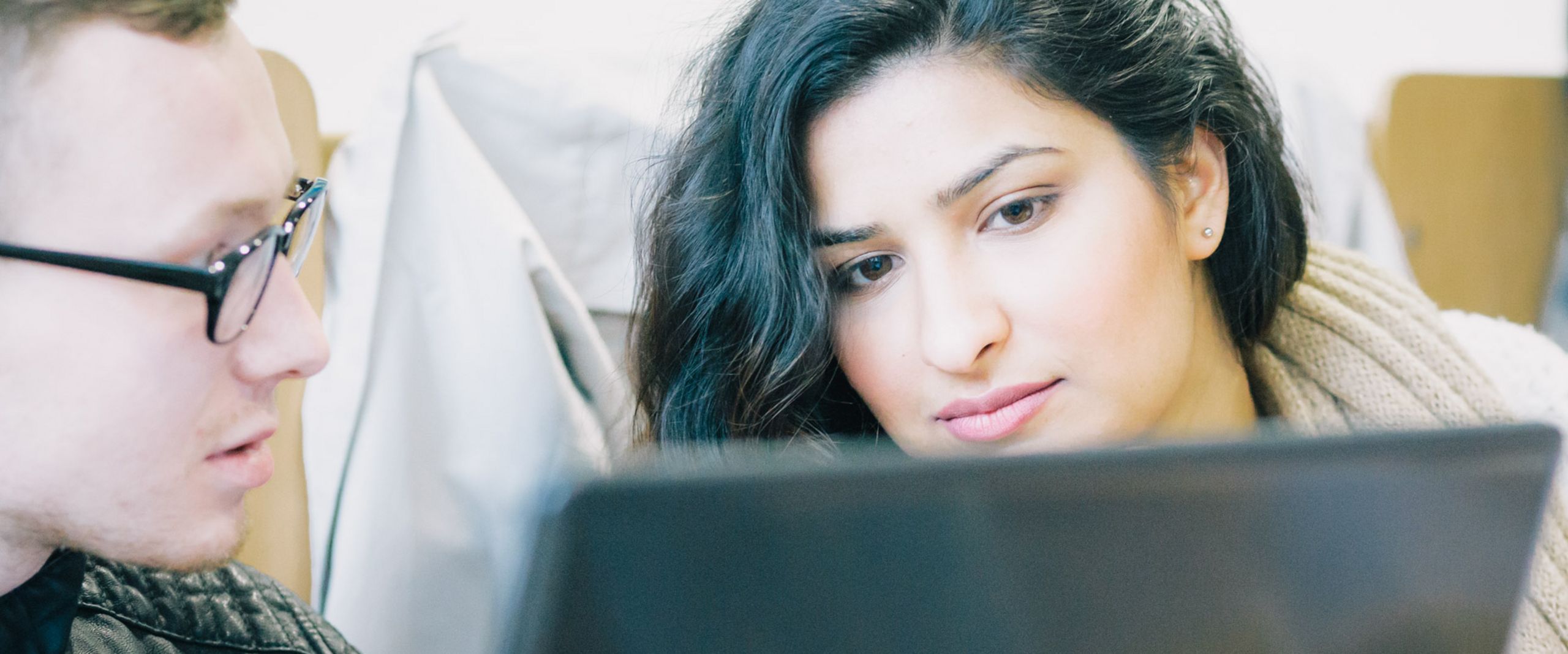 Student und Studentin mit Laptop