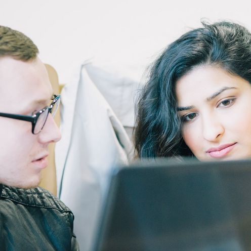 Student und Studentin mit Laptop
