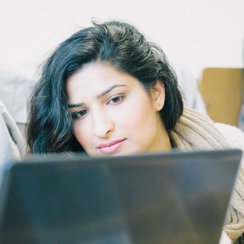 Student und Studentin mit Laptop