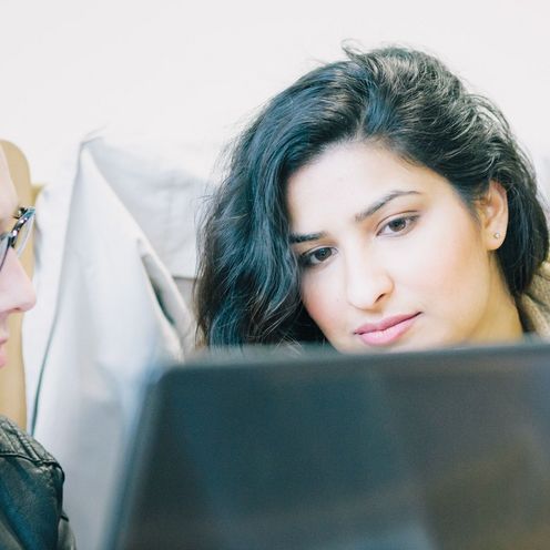 Student und Studentin mit Laptop