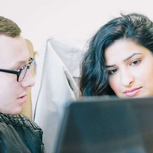 Student und Studentin mit Laptop