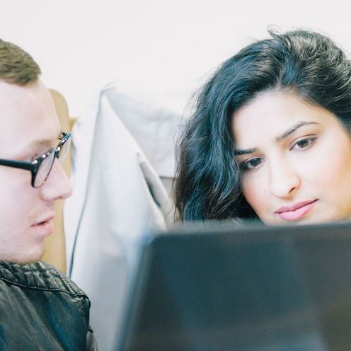 Student und Studentin mit Laptop