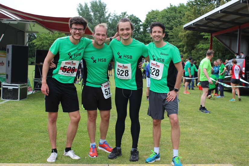 Ein Gruppenbild von 4 L&auml;ufern.