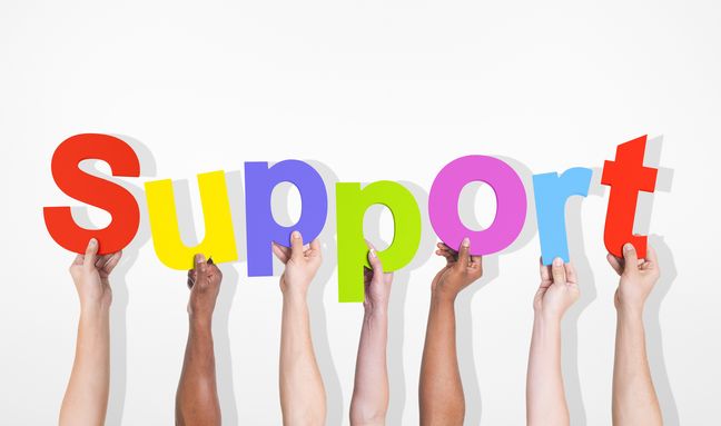Support Arme halten die einzelnen bunten Buchstaben des Wortes Support hoch.