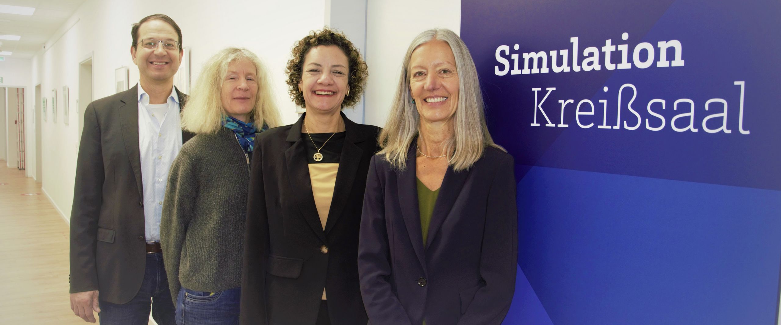 Besuch UAS7 Brasilien Gruppenbild mit einem Mann und drei Frauen