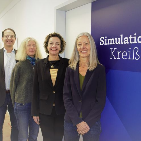 Gruppenbild mit einem Mann und drei Frauen