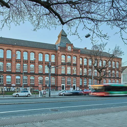 Geb&auml;ude Langemarckstra&szlig;e mit Baum im Vordergrund