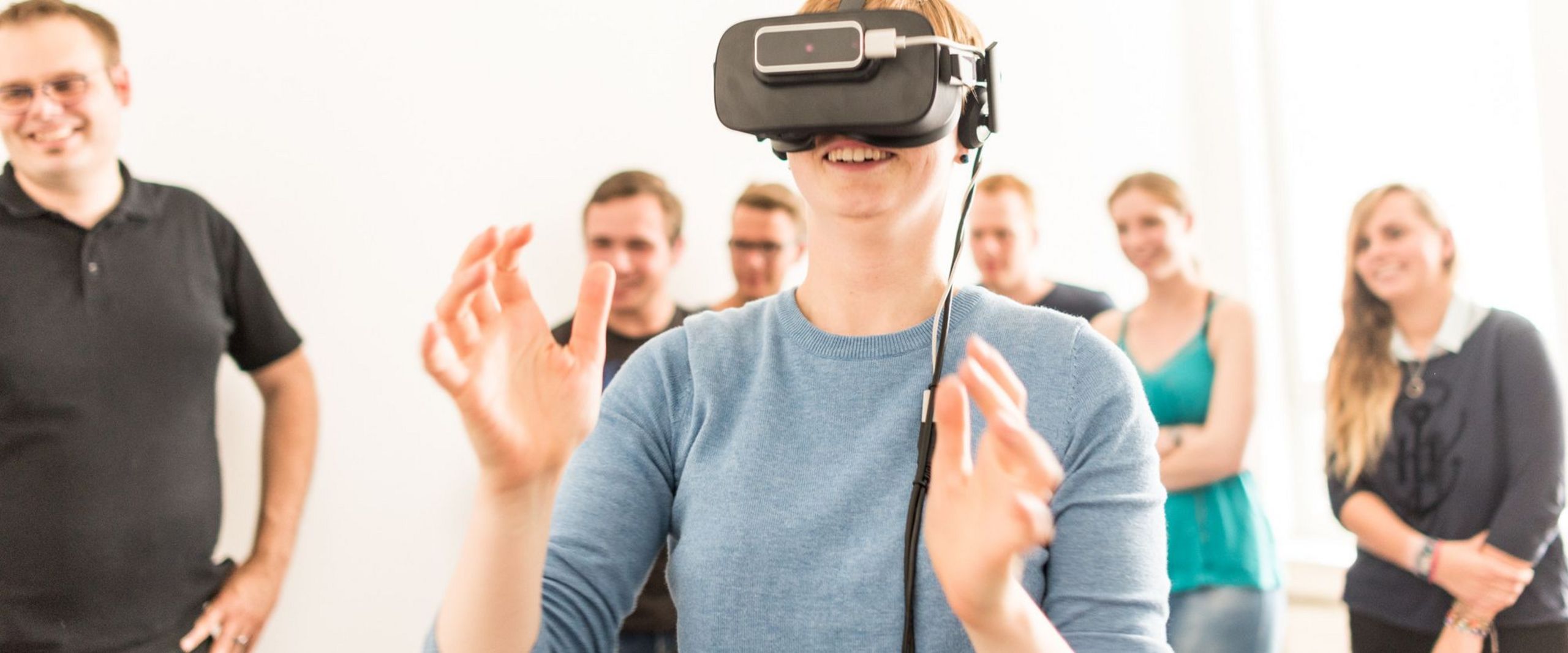 Eine Studentin trägt eine Virtual-Reality-Brille.