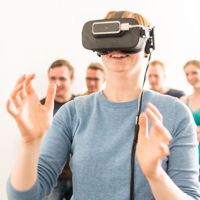 Virtual Reality Digitalisierung Eine Studentin trägt eine Virtual-Reality-Brille.