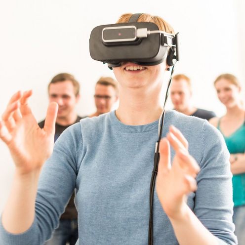 Eine Studentin tr&auml;gt eine Virtual-Reality-Brille.