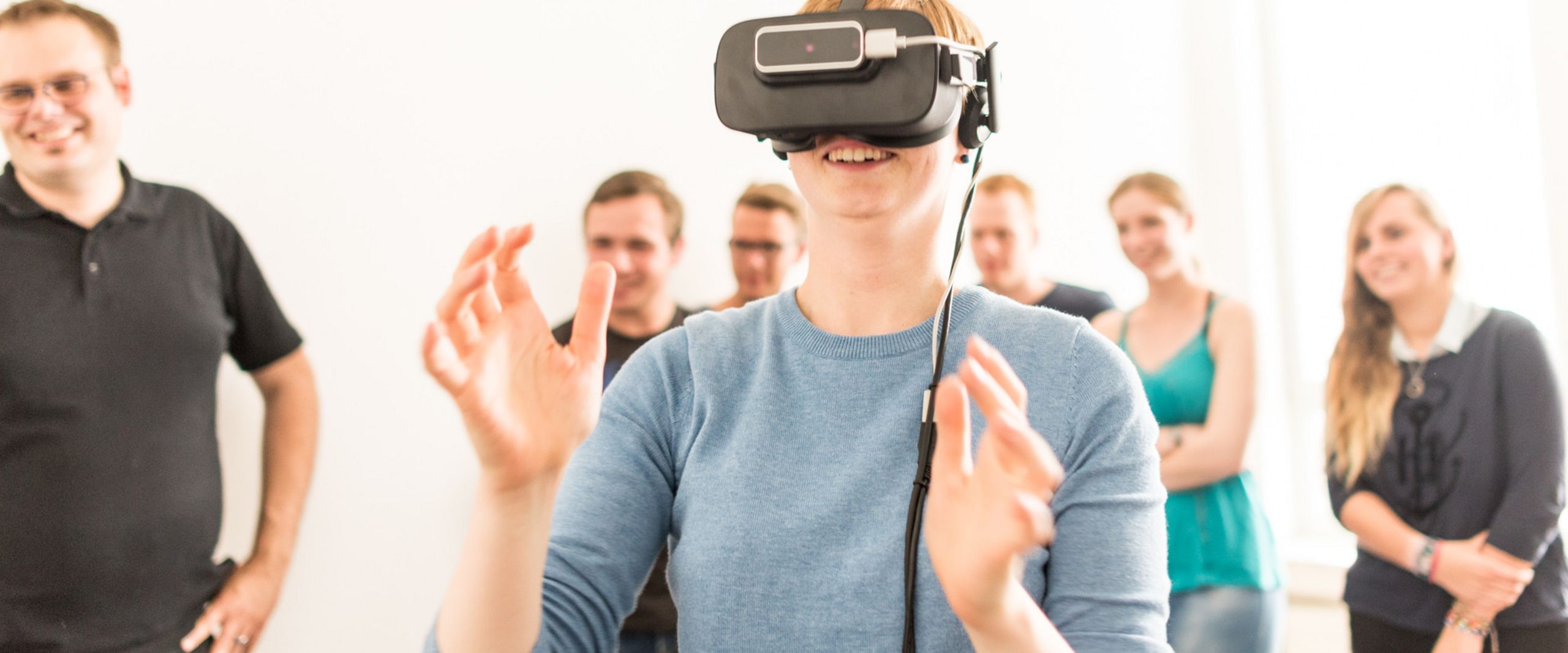 Virtual Reality Digitalisierung Eine Studentin trägt eine Virtual-Reality-Brille.